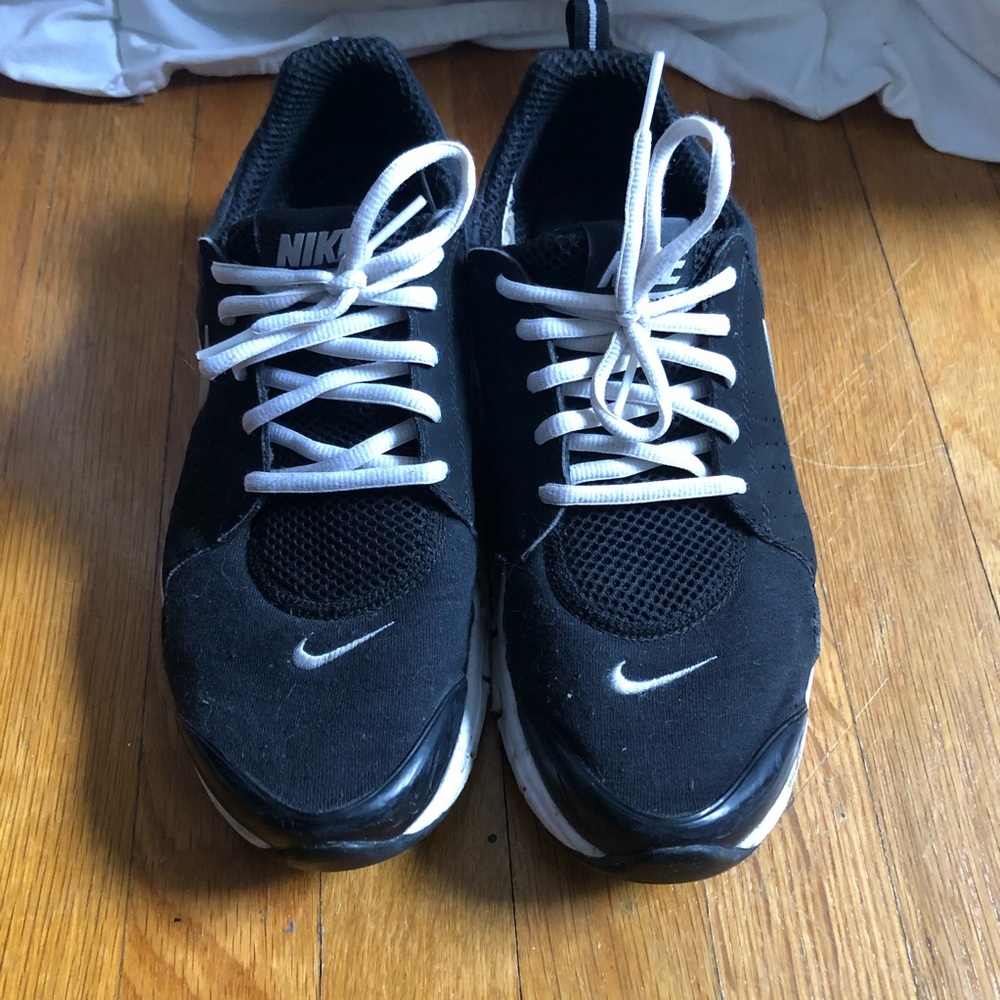 black nike sneakers! 9.5 - Picture 2 of 5
